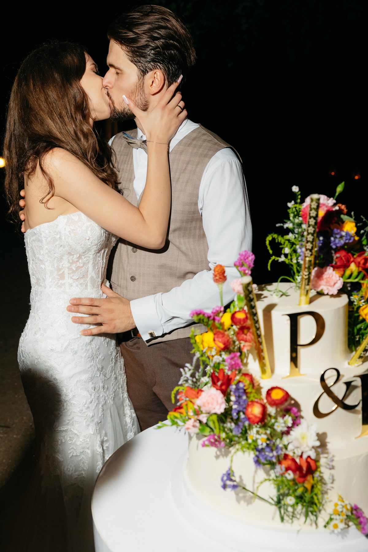 tort na weselu i pocałunek młodej pary dwór zbożenna