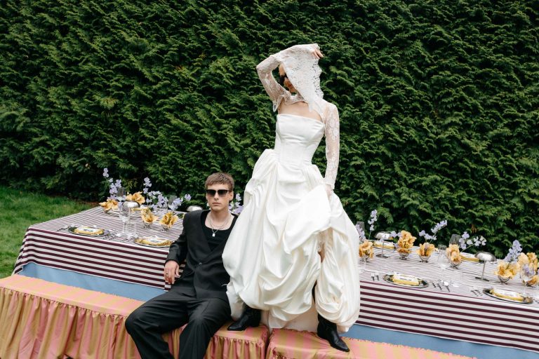 Sesja ślubna w Pałacu Żółwin pod Warszawą – elegancka para młoda przy dekorowanym stole weselnym w ogrodzie pałacowym